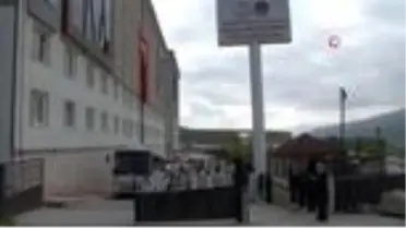 Çekya'dan getirilerek karantinaya alınan 106 öğrenci alkışlarla ailelerine uğurlandı