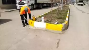 Van'ın Saray ilçesinde hasar gören refüjler onarılıyor