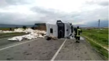 Denizli'de hafif ticari araç tıra çarptı: 2 yaralı