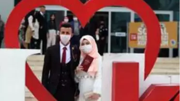 Korona virüs yasağına takılan 19 yaşındaki gelin özel izinle dünya evine girdi