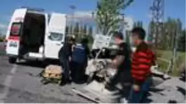 İki otomobil çarpıştı: 1'i ağır, 3 yaralı