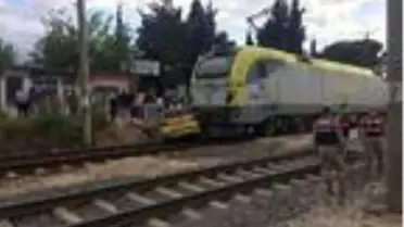 Manevra yapan lokomotifin çarptığı otomobildeki anne ve oğlu yaralandı