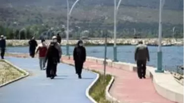 Beyşehir'de 65 yaş üstü vatandaşlar göl kenarına akın etti