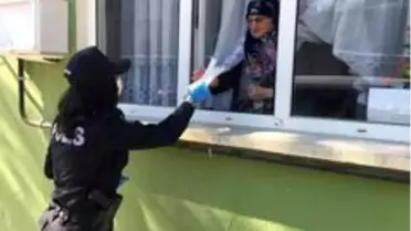 Kepsut'ta polisler Annelerin gününü evlerinde kutladı