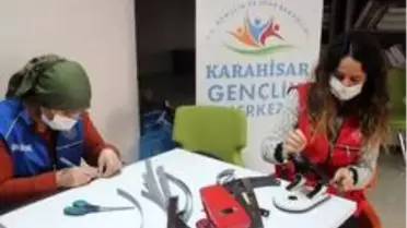 Mobilyada kullanılan 'jumbo' ile 5 dakikada siperlikli maske üretiyorlar