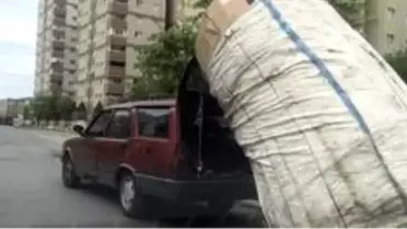Yokuşu çıkamayan kağıt toplayıcısına otomobili ile yardım etti