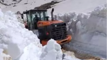 Karla kaplı Göktepe Yayla Yolu açılıyor
