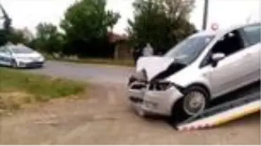 Otomobil elektrik direğine çarptı: 2 yaralı