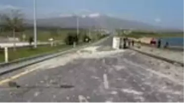 Briket yüklü kamyonet yan yattı, sürücüsü yaralandı