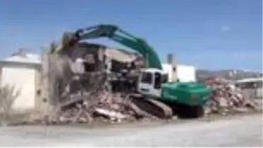 Tatvan'da harabe halindeki 44 konut yıktırıldı