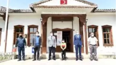 9 yaşındaki çocuk sokağa çıktığında bulduğu para dolu cüzdanı muhtara teslim etti