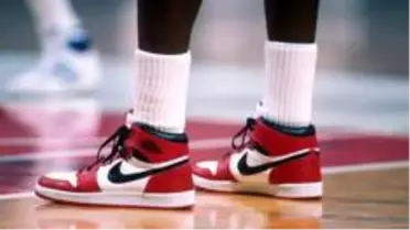 Michael Jordan'ın NBA'deki ilk sezonunda giydiği ayakkabılar açık artırmada 560 bin dolara satıldı