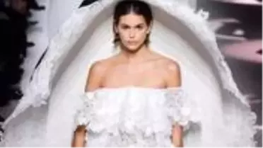 Model Kaia Gerber, Instagram'da bikinili pozunu paylaşarak kolunu kırdığını söyledi