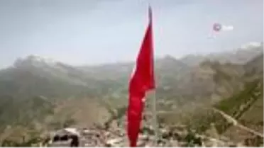 19 Mayıs'ta Kato Dağı'nda şehit düşen 10 asker anısına dev Türk bayrağı dikildi