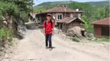 EBA platformundan canlı yayınlanan derslere katılabilmek için her gün bir kilometre yürüyor