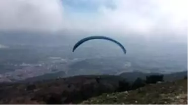 Yamaç paraşütü ile Türk bayraklı 19 Mayıs kutlaması