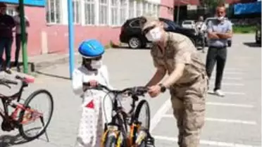 Yetim çocuklara bayram öncesi bisiklet
