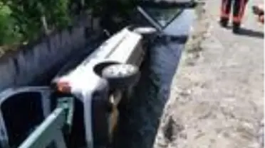 Sulama kanalına devrilen otomobil, çekiciyle çıkarıldı