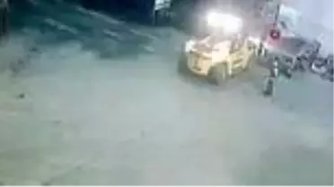 Forkliftin altında kalan işçinin feci ölümü kamerada