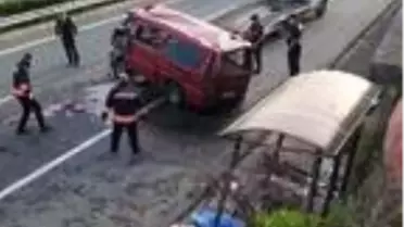 Minibü, durağa çarpıp, devrildi: 1 ölü, 2 yaralı