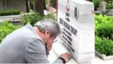 Şehitliğe giden baba gözyaşlarını tutamadı