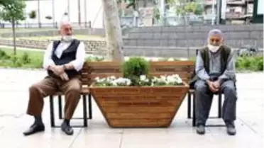 Kahramanmaraş'ta herkes evde yaşlılar sokakta