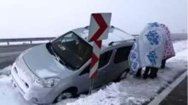 Kardan kapanan yollarda mahsur kalan vatandaşlar kurtarıldı