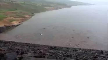 Kullandığı iş makinesiyle Alparslan-2 Barajı göletine düşen operatör kayboldu