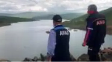 MUŞ-Baraj gölüne yuvarlanan iş makinesinin operatörü kayboldu