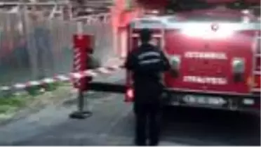 Şişli'de binadan kopan beton parçaları aracı kullanılmaz hale getirdi