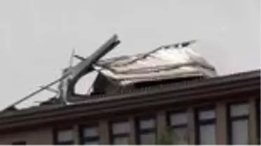 Fırtına çatıları uçurdu, ağaçları devirdi