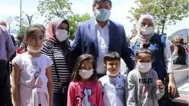 Başkan Şenlikoğlu vatandaşların bayramını kutladı, çocuklara çikolata dağıttı