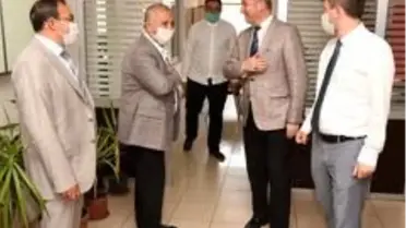 Belediyede sosyal mesafe kuralına uyarak bayramlaşma