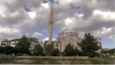 Camiye yuva yapan kumru ve yavrularına imam 'kol kanat geriyor'