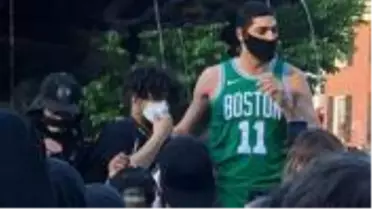 ABD'deki protestolara katılan FETÖ'cü Enes Kanter, 'Nefes alamıyorum' şeklinde slogan attı