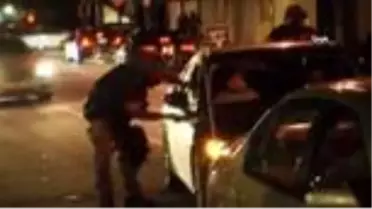 Amerikan polisinin şiddeti bitmiyorPolisler silahsız siyahi gençleri elektroşok tabancası ile...
