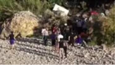 ANTALYA Kamyonetle cip çarpışıp, uçurumdan yuvarlandı: 6 yaralı