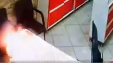 Cep telefonunun bataryası bomba gibi patladı