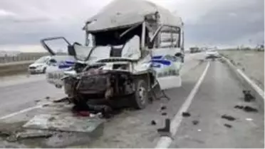 Kamyonet tıra arkadan çarptı: 1 ölü, 1 yaralı