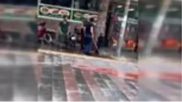 Köpeği sopayla dövdü esnaf müdahale etti