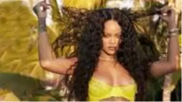 Rihanna, kendi markasının yeni koleksiyonu için iç çamaşırlarıyla cesur pozlar verdi