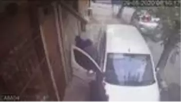 Gaziosmanpaşa'da büfe soyan maskeli hırsızlar polislerden saniyelerle böyle kaçtılar