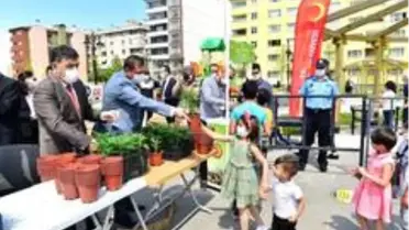 Kastamonu Belediyesi, çocuklara 15 bin çiçek fidesi dağıttı