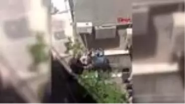 ÜSKÜDAR'DA DERNEK ÖNÜNDE KEDİ MAMASI TARTIŞMASI KAMERADA