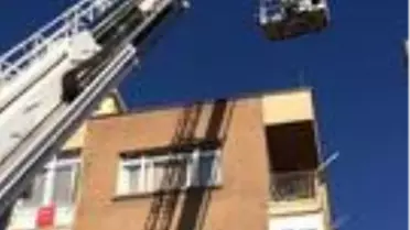 7. katta iskelede asılan kalan boyacının imdadına itfaiye yetişti