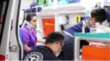 Bariyerlere ve önündeki araca çarpan otomobil takla attı: 5 yaralı