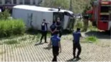 İSTANBUL-GAZİOSMANPAŞA'DA EKMEK TAŞIYAN MİNİBÜS 5 METREDEN AŞAĞIYA DÜŞTÜ