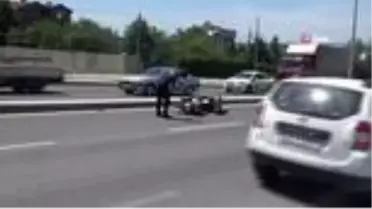 Kırmızı ışığın yandığını fark etmeyen otomobil motosiklete çarptı