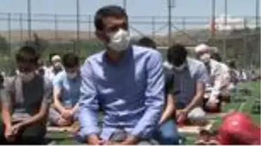 Son dakika... Elazığ'da futbol sahasında sosyal mesafeli Cuma namazı