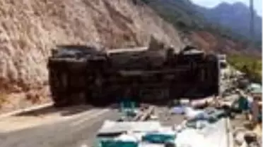 Sebze yüklü kamyonet devrildi